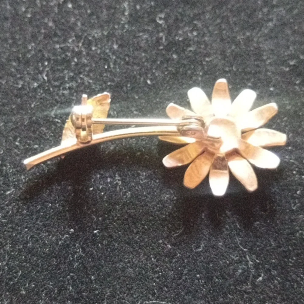 Gold Tone and White Daisy Brooch